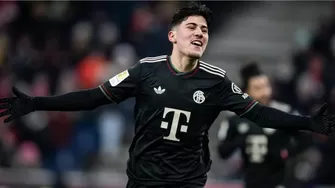 El peruano de 18 años entró en las listas de Kompany en los últimos duelos, pero sin tener minutos.