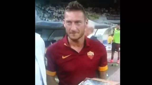 La cara que puso Francesco Totti cuando rompió premio que le entregaron