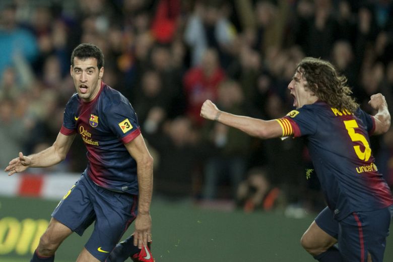 Carles Puyol le entrega el dorsal 5 a Sergio Busquets en el Barcelona