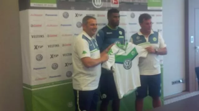 Ascues y su primer día en Wolfsburgo. (Facebook Delgol.com)-foto-3