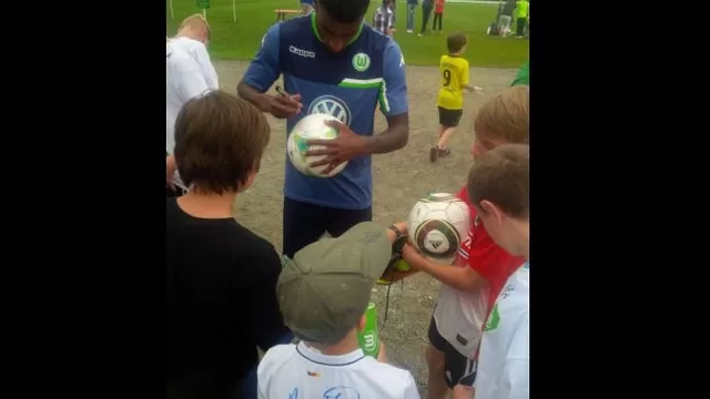 Ascues y su primer día en Wolfsburgo. (Facebook Delgol.com)-foto-4