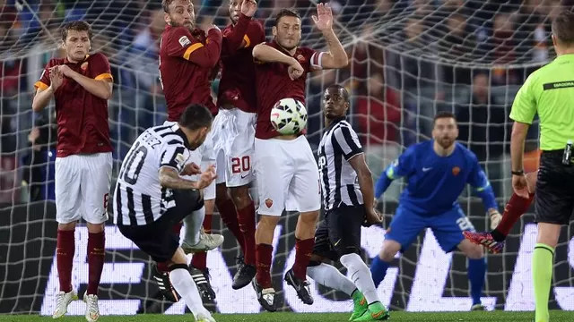 Carlos Tévez y un genial gol de tiro libre en el Roma 1-1 Juventus