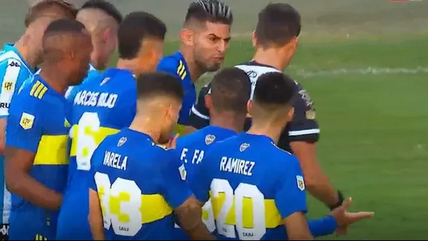 Carlos Zambrano: Se calentó el Boca Juniors vs. Racing tras una falta del peruano