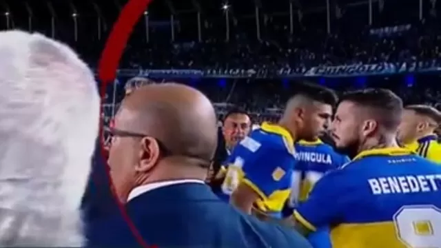 Carlos Zambrano y su saludo con Darío Benedetto tras el Racing-Boca Juniors