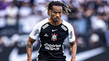 Carrillo reaparece como titular en Corinthians tras dura lesión