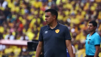 César Farías dejó de ser DT del Aucas tras sanción de 14 meses 