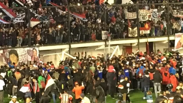 Chacarita volvió a Primera: futbolistas festejaron sobre arco y se rompió