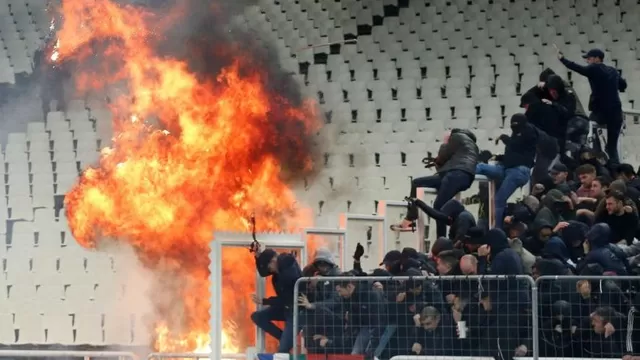 Incidentes entre aficionados en el AEK-Ajax causan 11 heridos leves | Video: Twitter CRUYFFISMO.
