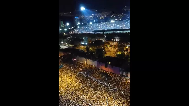 Miles de colombianos rodean el Atanasio Girardot en homenaje a Chapecoense