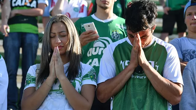 Chapecoense: hinchas rezaron por sus jugadores a las afueras del estadio