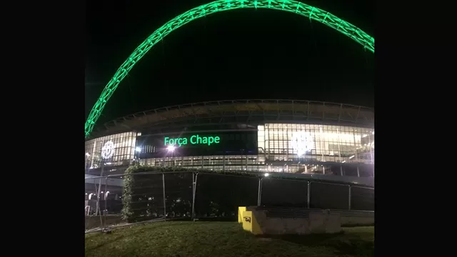 Chapecoense: Wembley iluminó de verde su arco en homenaje al equipo brasileño