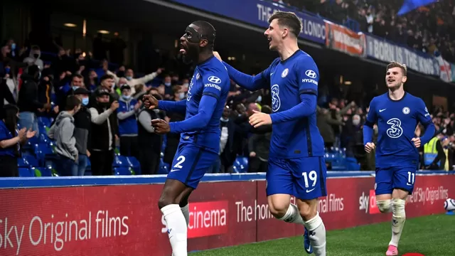 Chelsea alcanzó el tercer lugar de la Premier League tras vencer 2-1 al Leicester