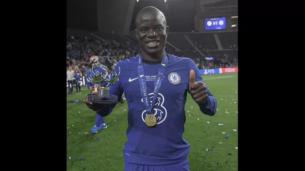 Kante feliz con su trofeo.