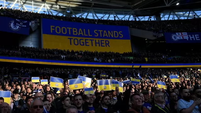 Los fanáticos ingleses mostraron todo su apoyo Ucrania en la final entre Chelsea y Liverpool. | Foto: AFP