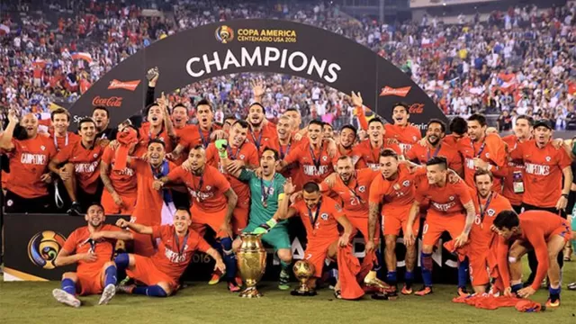 Chile acude al torneo como campeón de América. (AFP)
