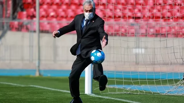 El presidente Piñera le dio unos toques al balón tras anunciar el regreso del fútbol. | Foto: Agencia Uno/Video: CNN Chile