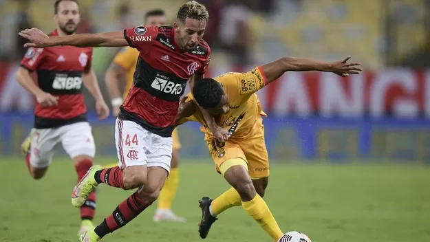 Chileno Isla fingió enfermedad para no jugar con Flamengo e irse de juerga con Eduardo Vargas