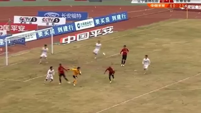 China: la agarró en el aire y marcó golazo sin mirar el arco