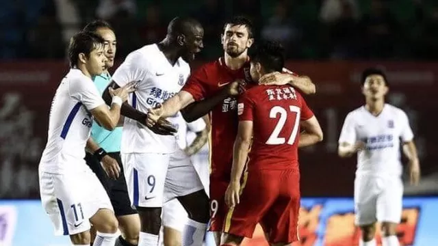 China: castigan con 6 partidos a jugador por insultos racistas contra Demba Ba