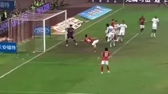 China: evitó golazo de 'tijera' de su compañero con absurda acción