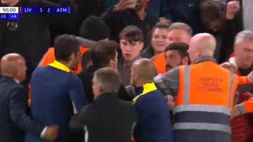 'Cholo' Simeone y el llamativo cruce con un hincha del Liverpool