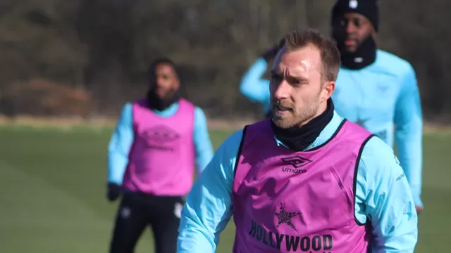 El delantero danés volvió oficialmente a las prácticas de un equipo profesional. | Video: Brentford