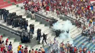 Hinchas de Olimpia y Cerro Porteño protagonizaron fuerte pelea e hicieron que se suspenda el clásico / AD / Pablo Giralt