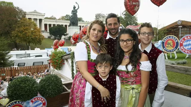Claudio Pizarro presente en el Oktoberfest con su esposa e hijos-foto-6