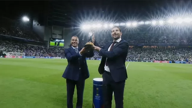 Claudio Pizarro presentó el trofeo del Mundial de Clubes al lado de Cafú