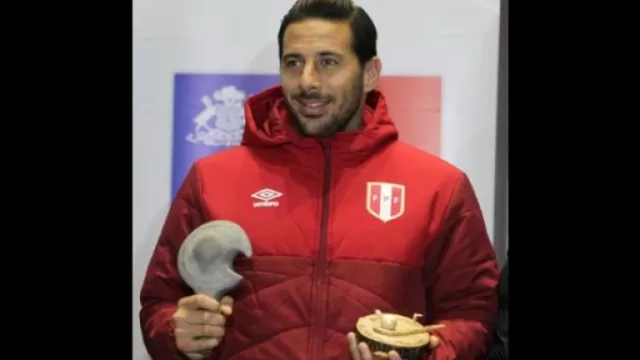 Claudio Pizarro fue condecorado en Chile por promocionar el quechua