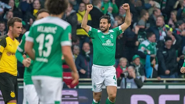 Pizarro anot&amp;oacute; y le dio el empate al Bremen ante el Dortmund. | Foto: Kicker