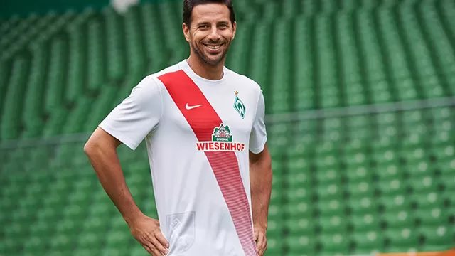 Claudio Pizarro fue el modelo de la nueva camiseta del Bremen.-foto-1