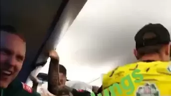 Claudio Pizarro y su celebración en el bus tras permanecer en la Bundesliga