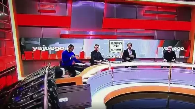 El periodista de ESPN sufrió un durísimo golpe. | Video: Espn
