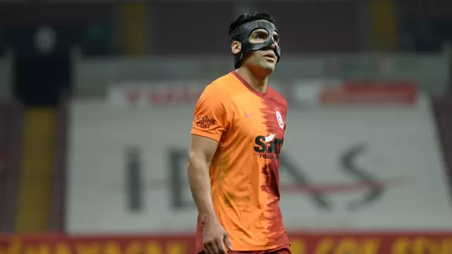 Falcao reapareció en el Galatasaray tras su operación al rostro. | Foto: Galatasaray.