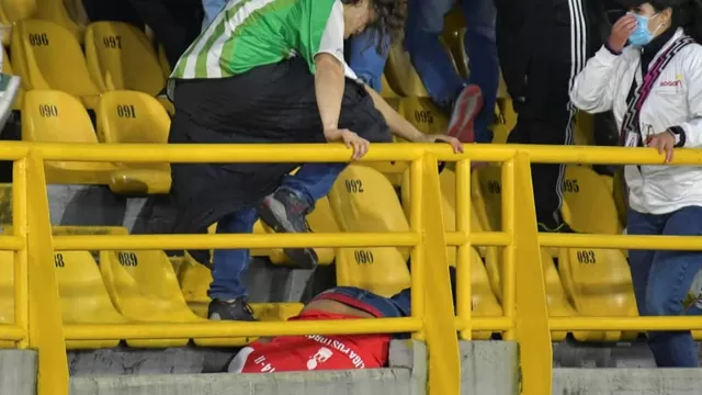 Colombia: Hincha de Santa Fe sufre trauma craneoencefálico tras brutal golpiza en el Campín