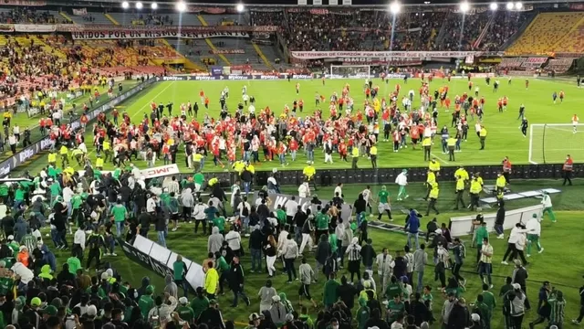 Colombia: Hinchas invadieron el campo en su regreso a los estadios en Bogotá