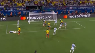 Davinson Sánchez cabeceó solo y no pudo colocar el 1-0 de Colombia sobre Argentina