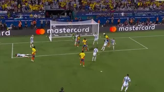 Davinson Sánchez cabeceó solo y no pudo colocar el 1-0 de Colombia sobre Argentina / América TV