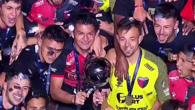 Colón goleó 3-0 a Racing y es el campeón de la Copa de la Liga argentina