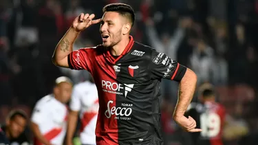 Tom&amp;aacute;s Sandoval festejando su gol de penal. | Foto: EFE