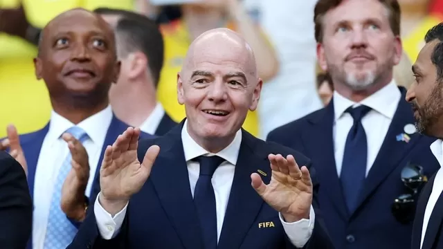 El presidente de la FIFA aparece continuamente en los partidos de la Copa del Mundo, a pesar de que las sedes quedan a miles de kilómetros. | Reuters by Paul Childs / Video: DSports