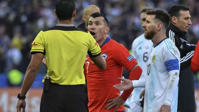 Conmebol aplicó a Medel idéntico castigo que impuesto a Messi por expulsión en Copa América