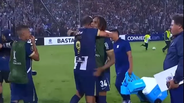 Hernán Barcos y Paolo Guerrero se dieron un emotivo abrazo en Matute / Captura / CONMEBOL