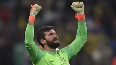 Alisson Becker se mostró emocionado tras la clasificación. | Foto: AFP