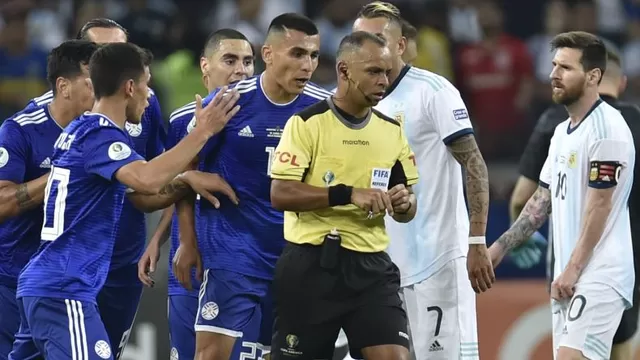 El árbitro del Argentina vs. Paraguay es el brasileño Wilton Sampaio. | Foto: AFP