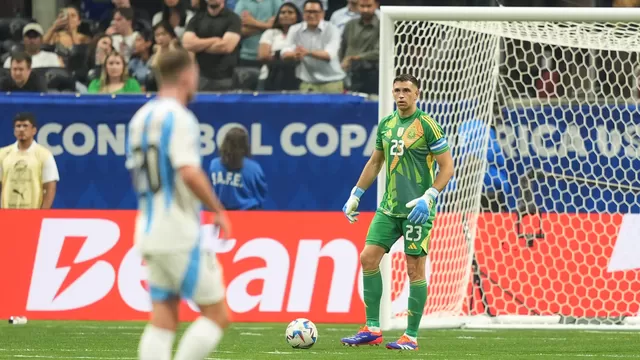 'Dibu' Martínez lamentó el mal estado de la cancha / Foto: Selección Argentina / Video: TyC Sports