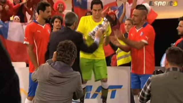 En Chile no sabían levantar el trofeo.