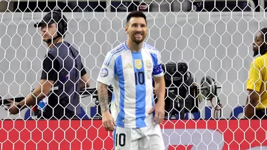 Lionel Messi tiene una afectación desde el encuentro con Chile, pese a ello estaría en el arranque con Canadá / Foto: AFP