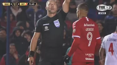 Paolo Guerrero fue amonestado luego de una falta a Corujo. | Foto: Cortes&amp;iacute;a Fox Sports